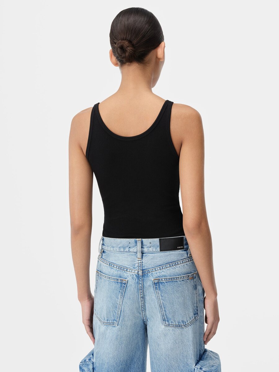 DAMEN-TANKTOP MIT „MA“-STICKEREI UND RIPPENSTRICK