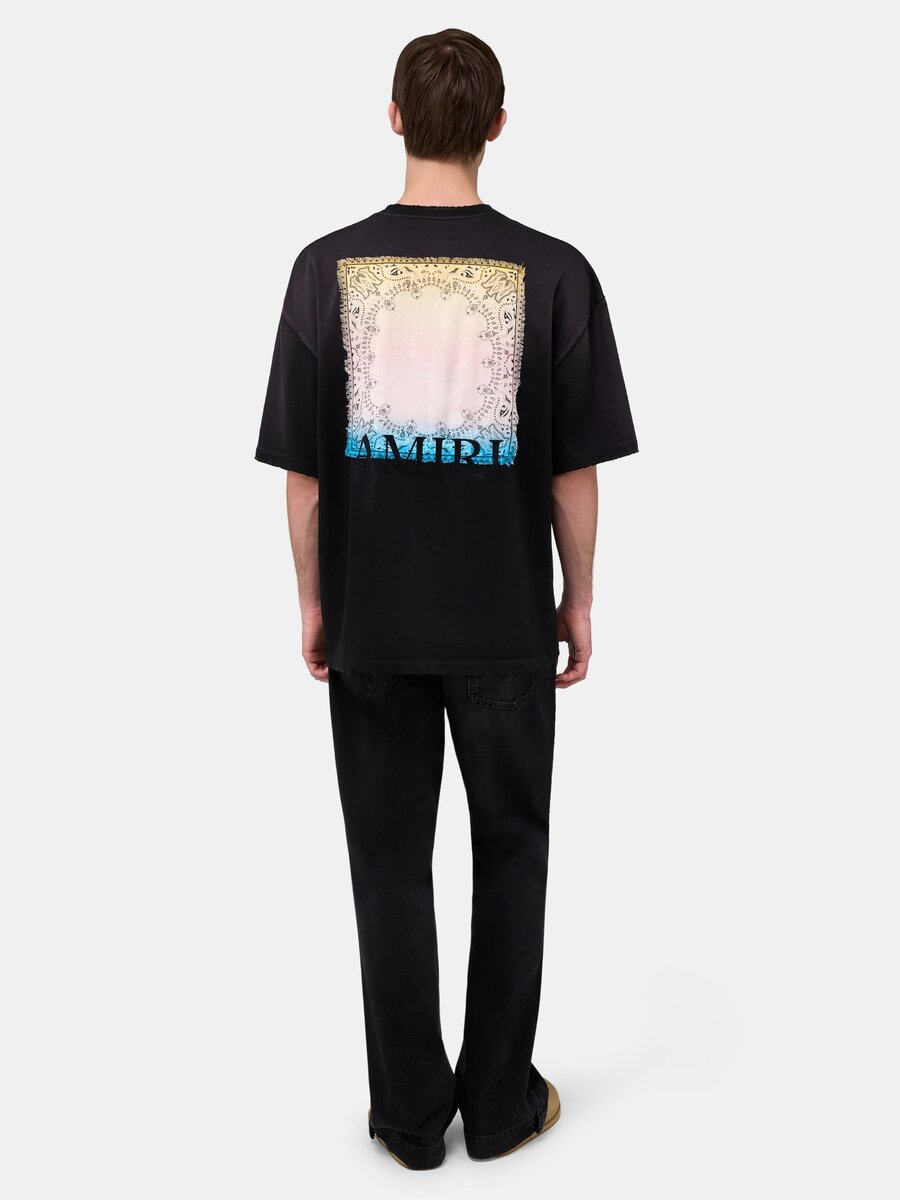 OVERSIZE-T-SHIRT MIT BANDANA-APPLIKATION