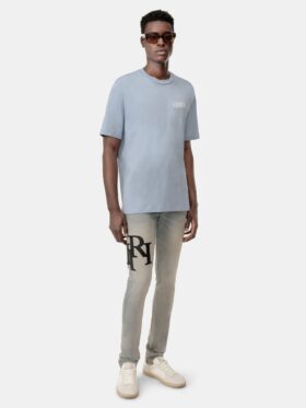 SKINNY-JEANS MIT VERSETZTEM LOGO