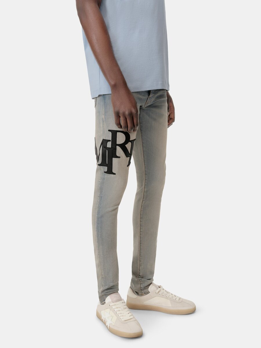 SKINNY-JEANS MIT VERSETZTEM LOGO
