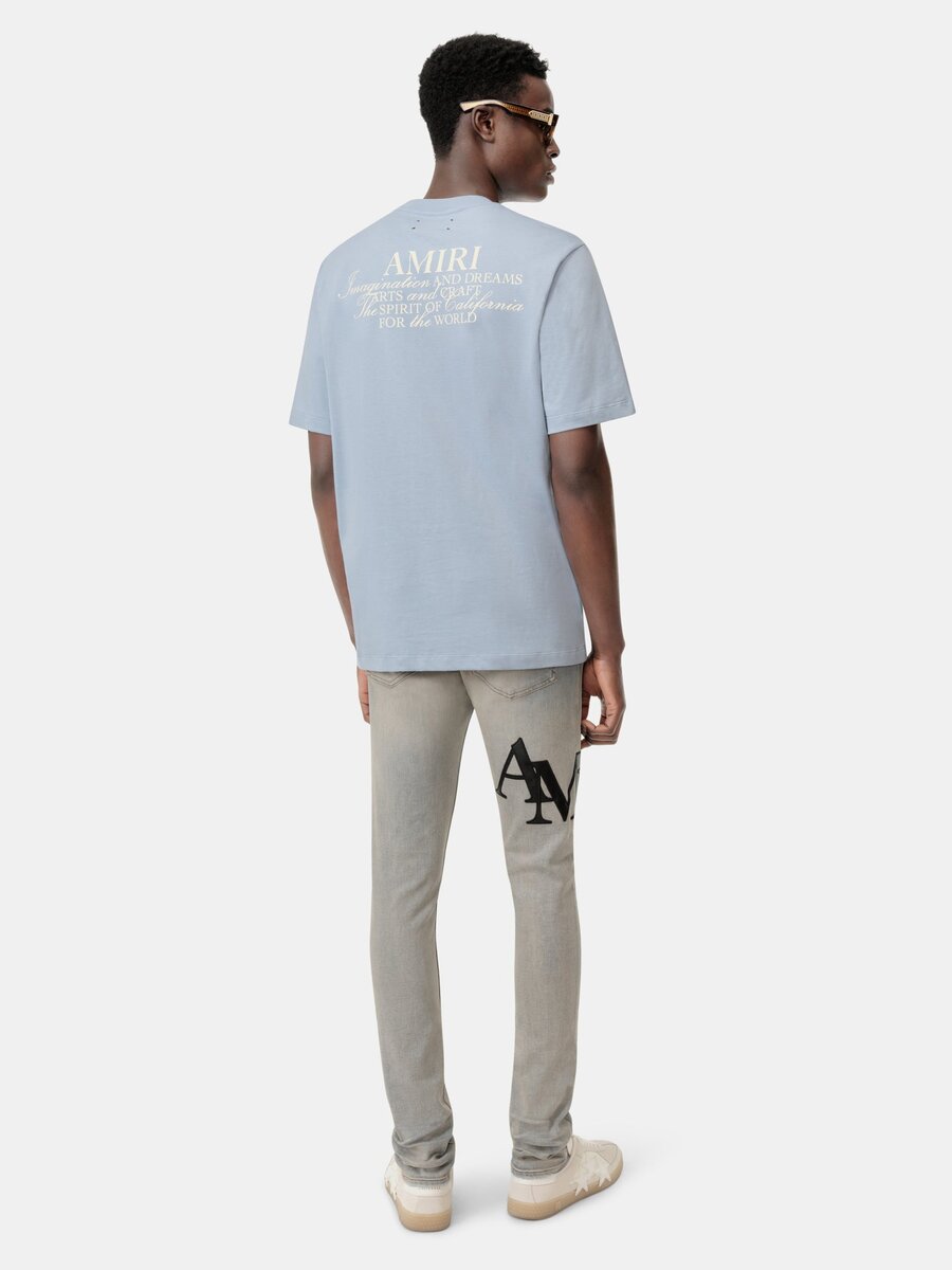 SKINNY-JEANS MIT VERSETZTEM LOGO