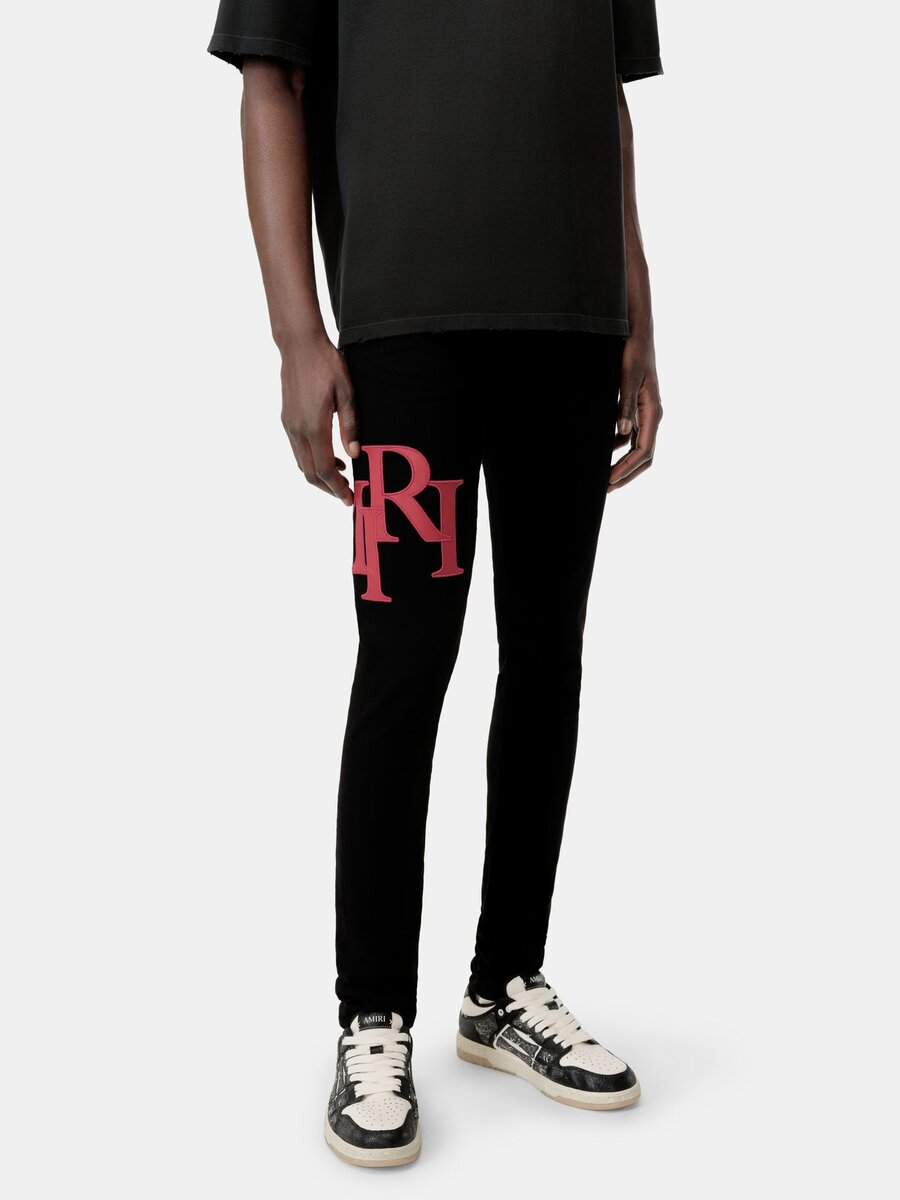 SKINNY-JEANS MIT VERSETZTEM LOGO – Schwarz-Rot