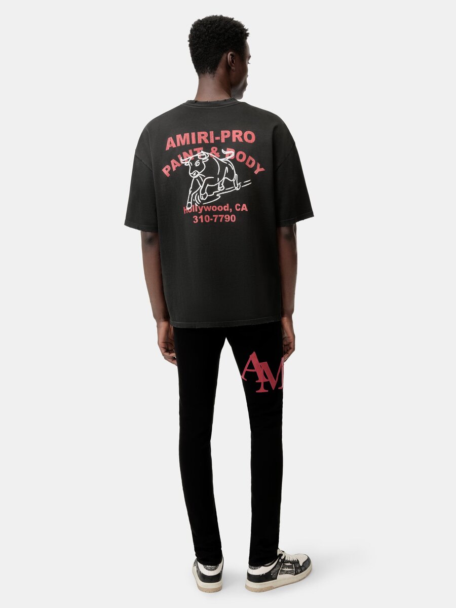 SKINNY-JEANS MIT VERSETZTEM LOGO – Schwarz-Rot